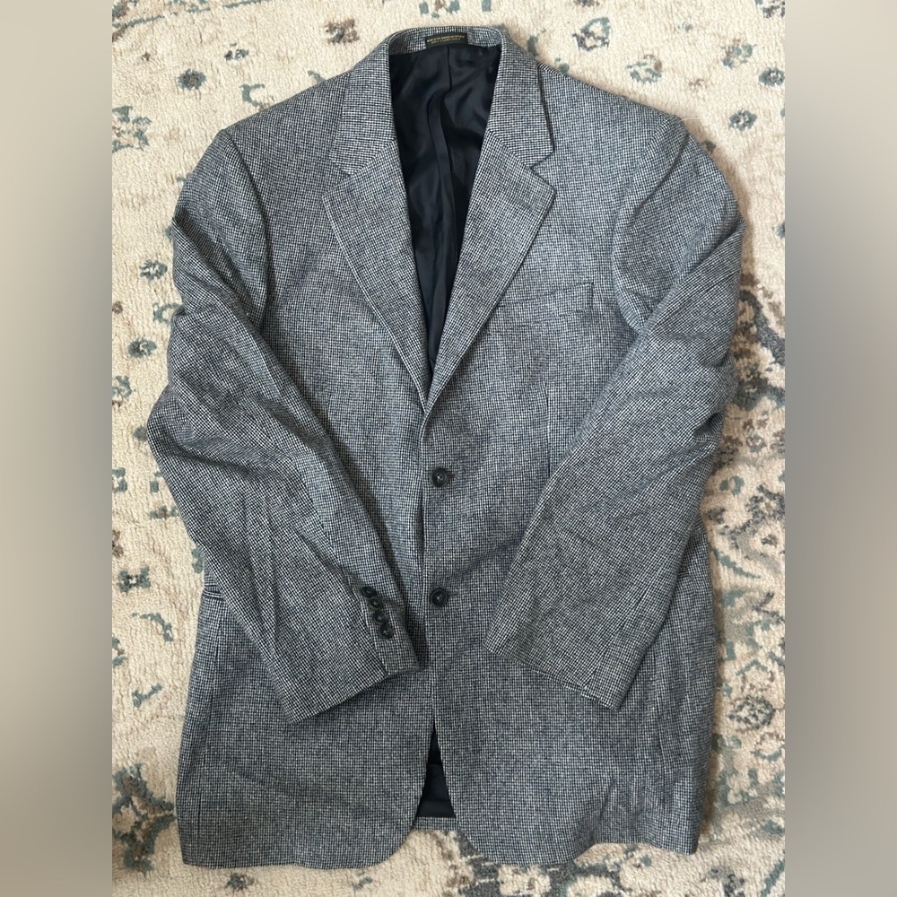 Oscar De La Renta grey wool blazer with a classic, preppy style
Size: 40 L